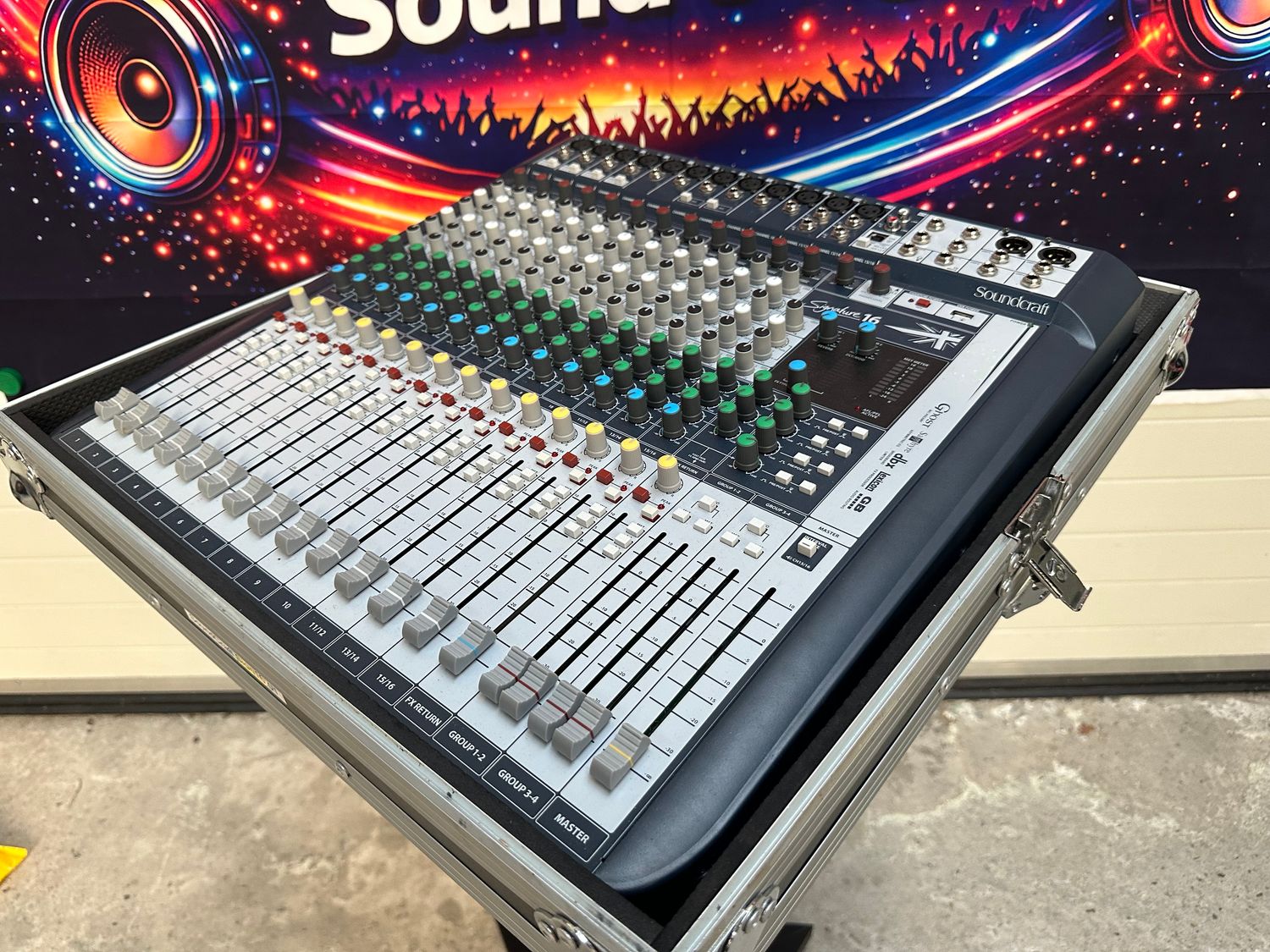 2e hands Soundcraft Signature 16 met flightcase