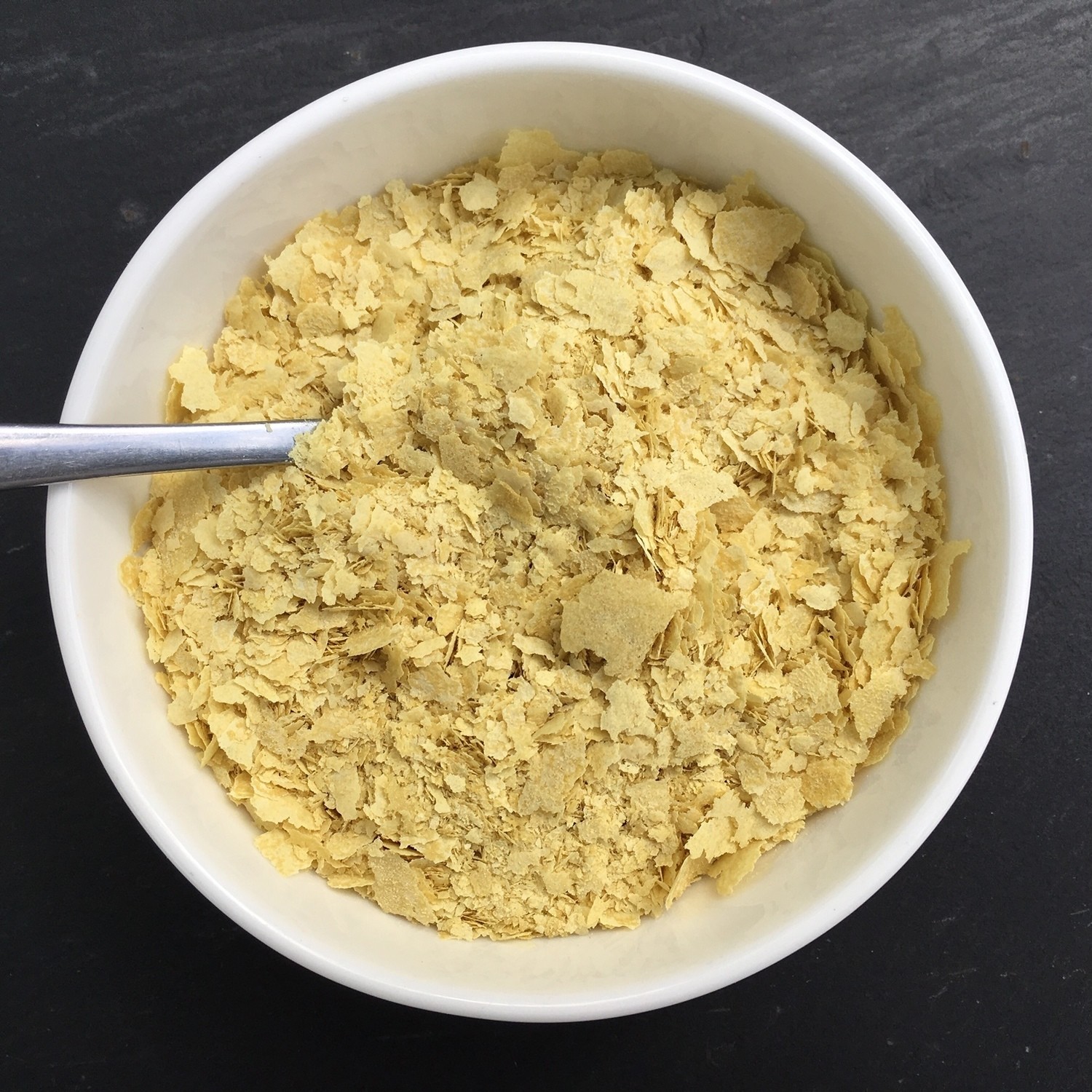 Nutritional yeast flakes with B12