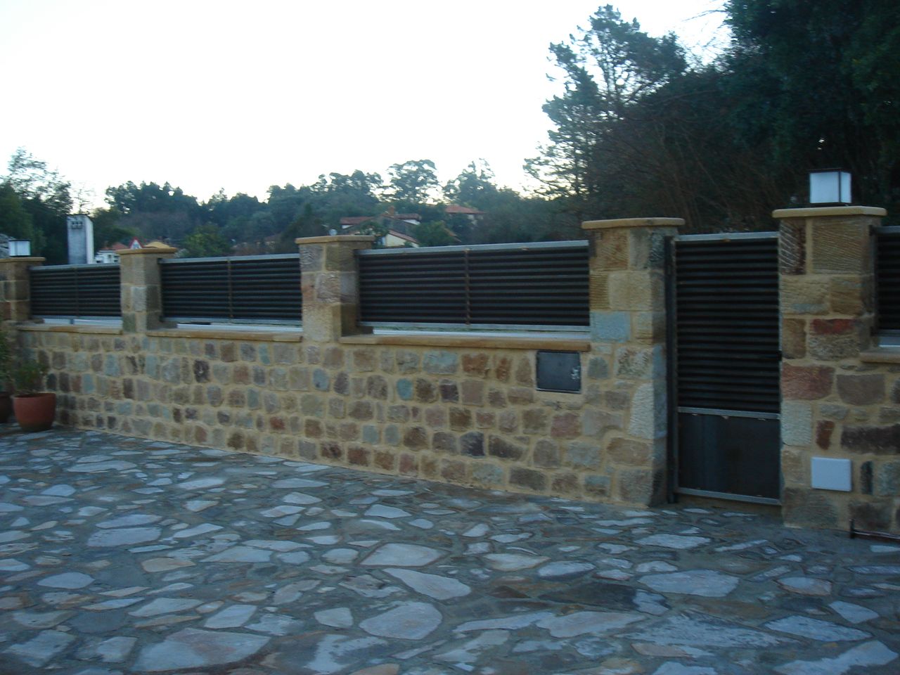 Muro cerramiento vivienda en Ruiloba
