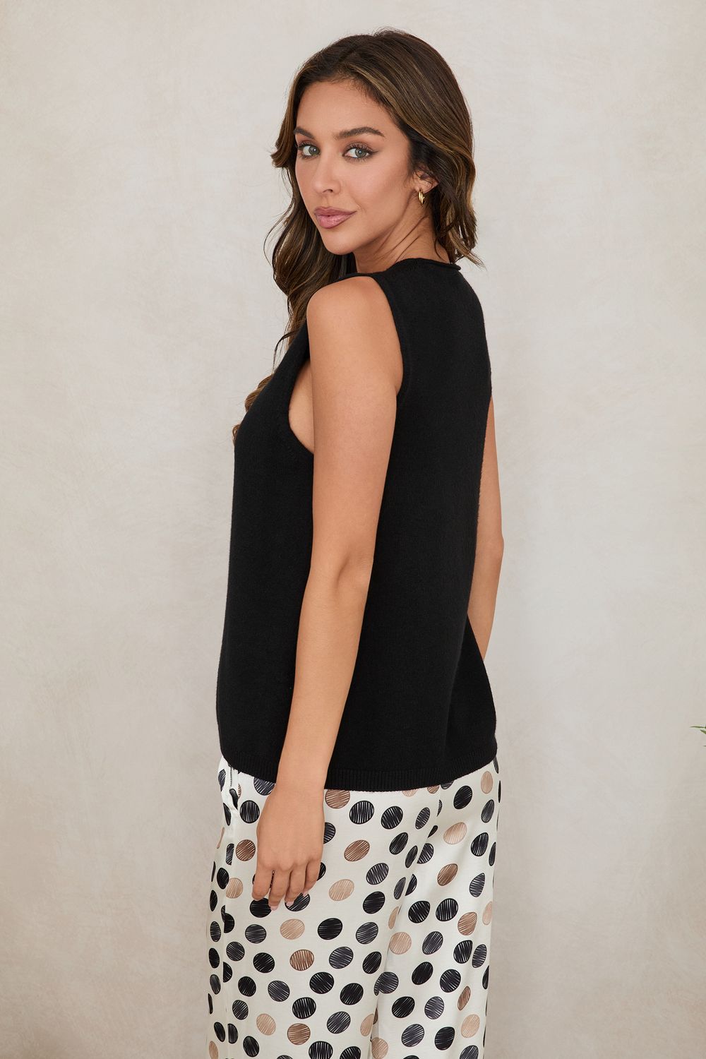 SLEEVELESSV-NECK KNIT TOP 330123