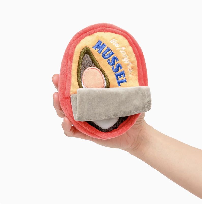 THE FURRY FOLKS MUSSEL NOSEWORK TOY
