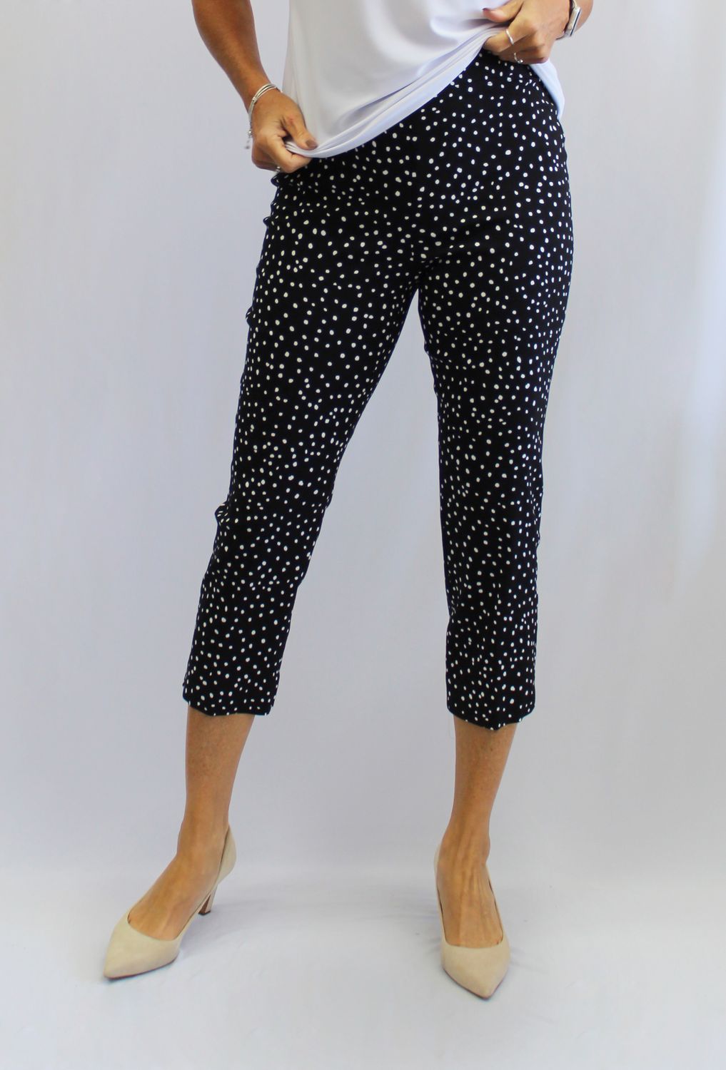 Capri 55404, Color: Black/White, Size: 4