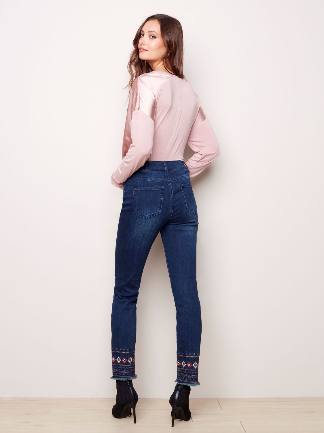 Embroidered Cut Off Jean 5377