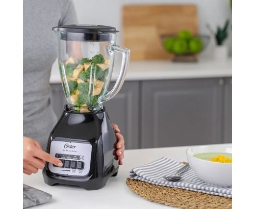 Licuadora Oster® con vaso de vidrio y dos velocidades más pulso BLSTKAGBPB