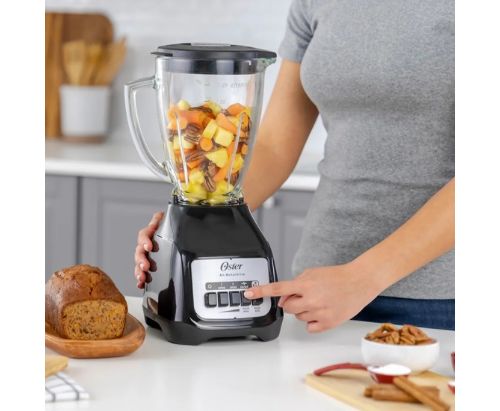 Licuadora Oster® con vaso de vidrio y dos velocidades más pulso BLSTKAGBPB