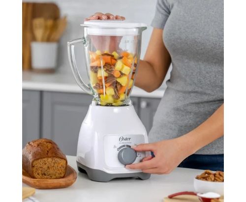 Licuadora Oster® con vaso de plástico y control de perilla BLSTKAPWRD