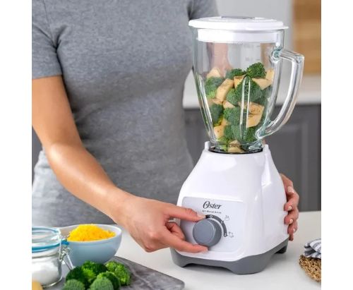 Licuadora Oster® con vaso de plástico y control de perilla BLSTKAPWRD