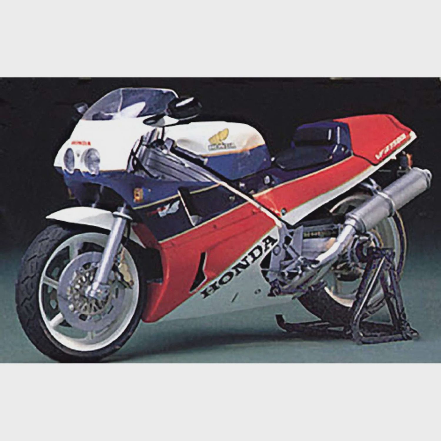 Tamiya 1/12 Honda RC30 Motorcycle Model Kit (TAM14057)