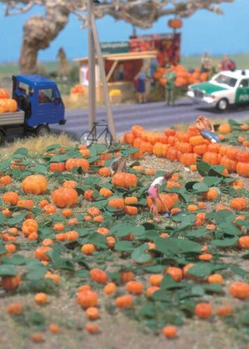 Walthers Pumpkin Patch -- Kit - 80 pumpkins (assorted sizes) &amp; eight vines (949-1115)