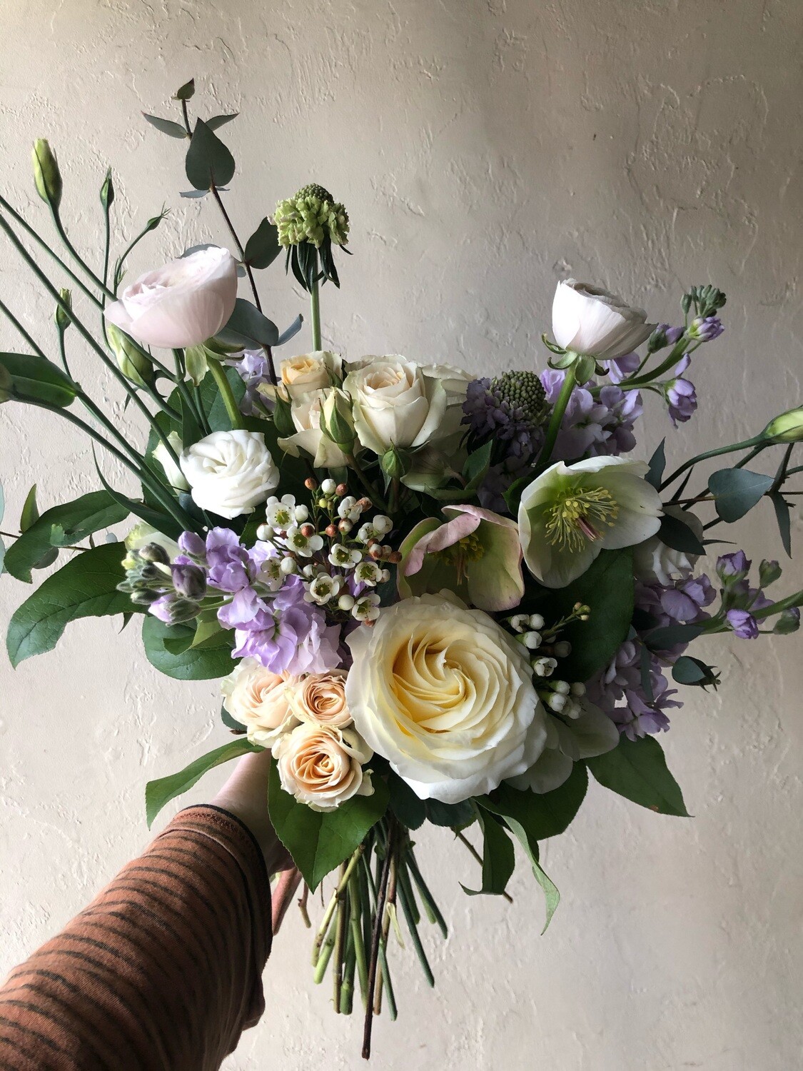 VIOLET HANDTIED BOUQUET
