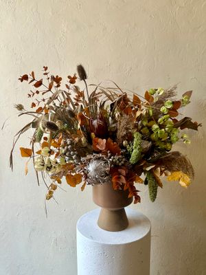 OCHRE DRIED ARRANGEMENT IN FOOTED VASE