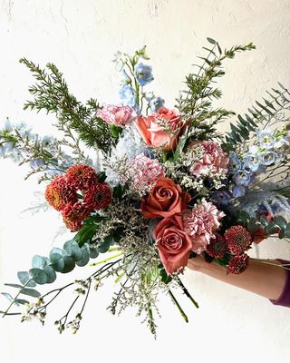 VINTAGE HOLIDAY HANDTIED BOUQUET