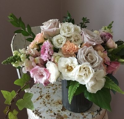 BLUSHING BLOOM TIN