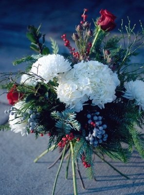 CLASSIC CHRISTMAS HANDTIED BOUQUET