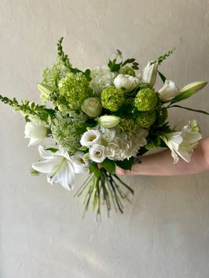 CLASSIC HANDTIED BOUQUET