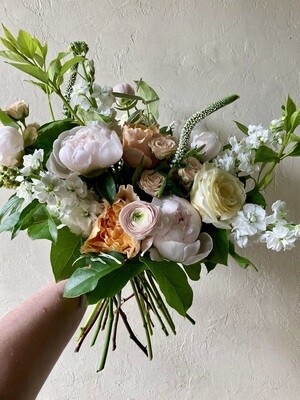 PEACHES &amp; CREAM HANDTIED BOUQUET
