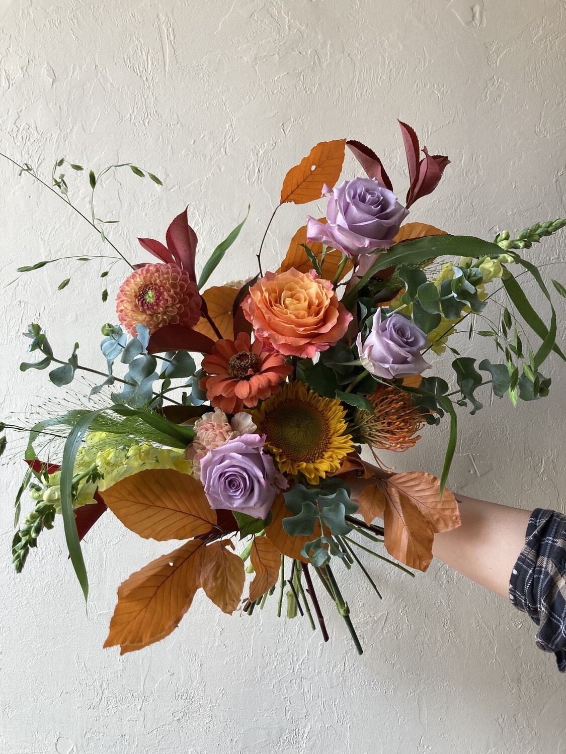 LEO HANDTIED BOUQUET