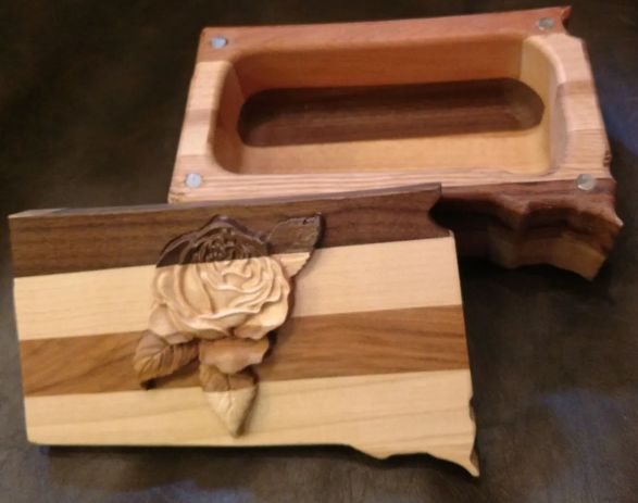 South Dakota Box With Rose Magnetic Lid