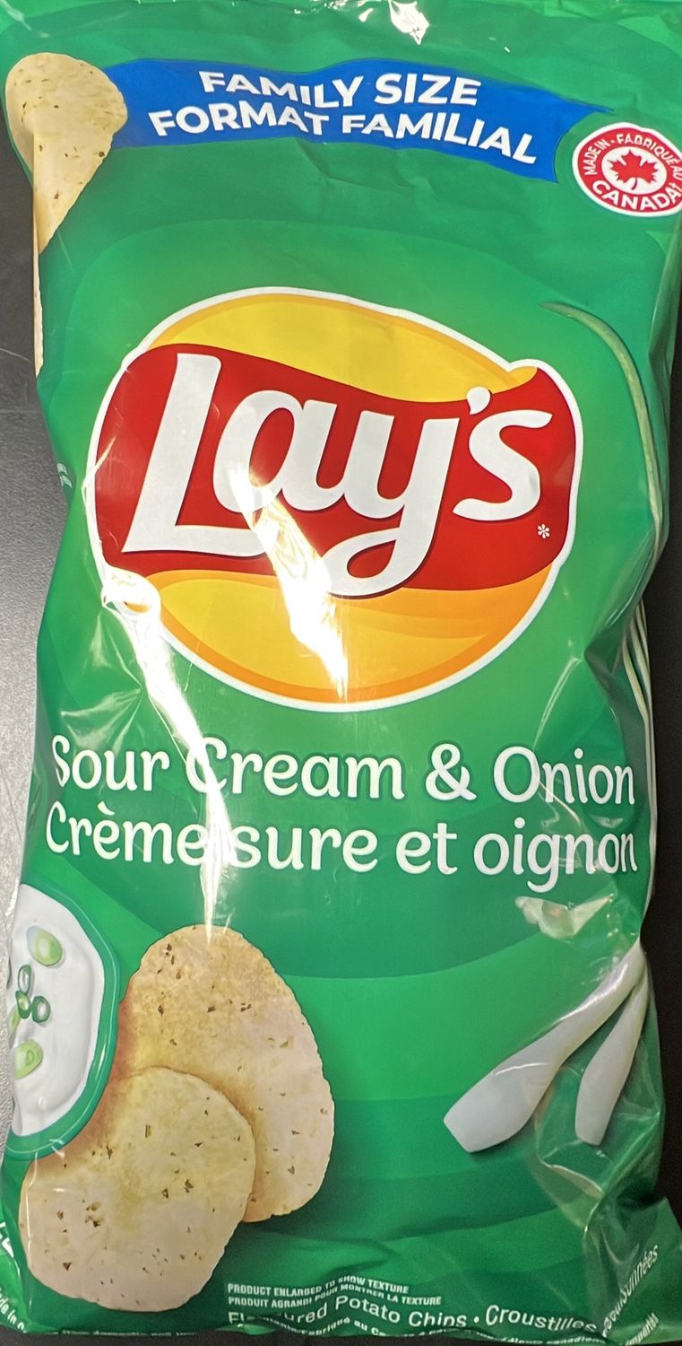 Lay’s sour cream &amp; o ion flavoured potato chips 220g