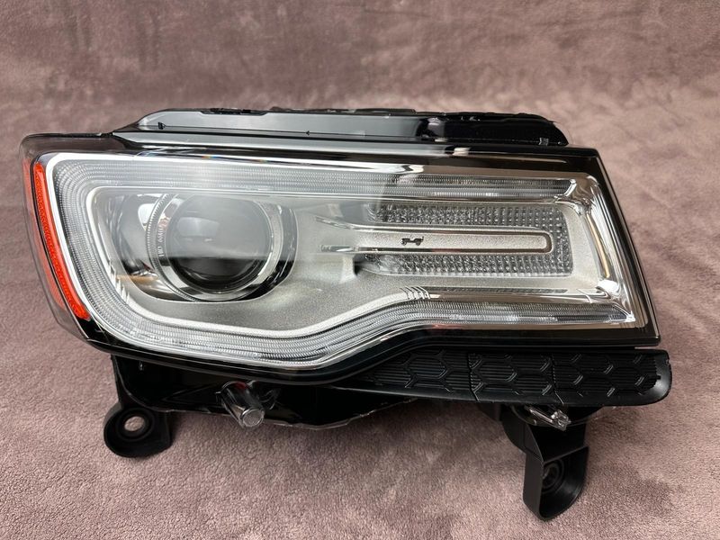 2014-2022 Jeep Grand Cherokee (WK2) XENON 90089565 RIGHT