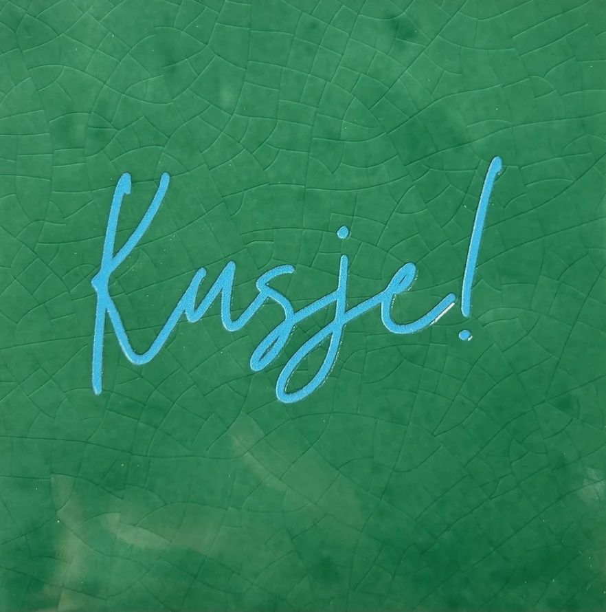 Tegeltje - Kusje - Hardgroen/blauw