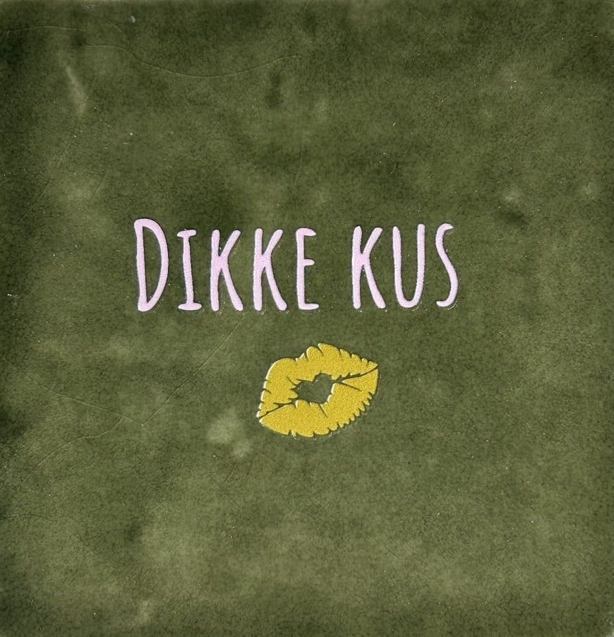 Tegeltje - Dikke kus - Olijf/babyroze