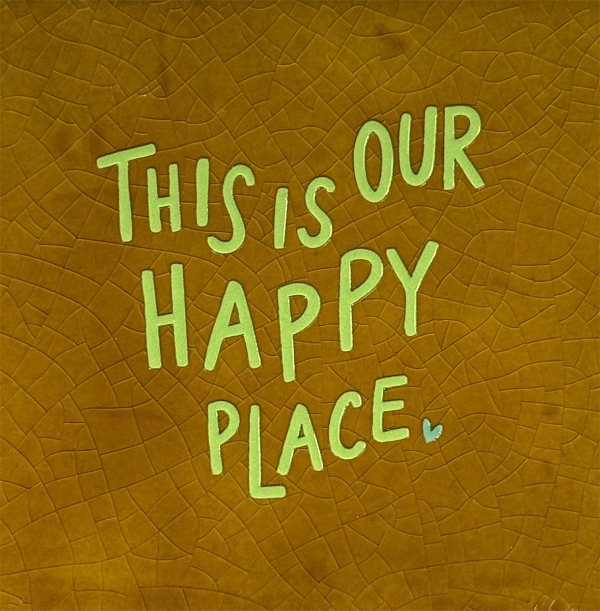 Tegeltje - This is our happy place -  Oker