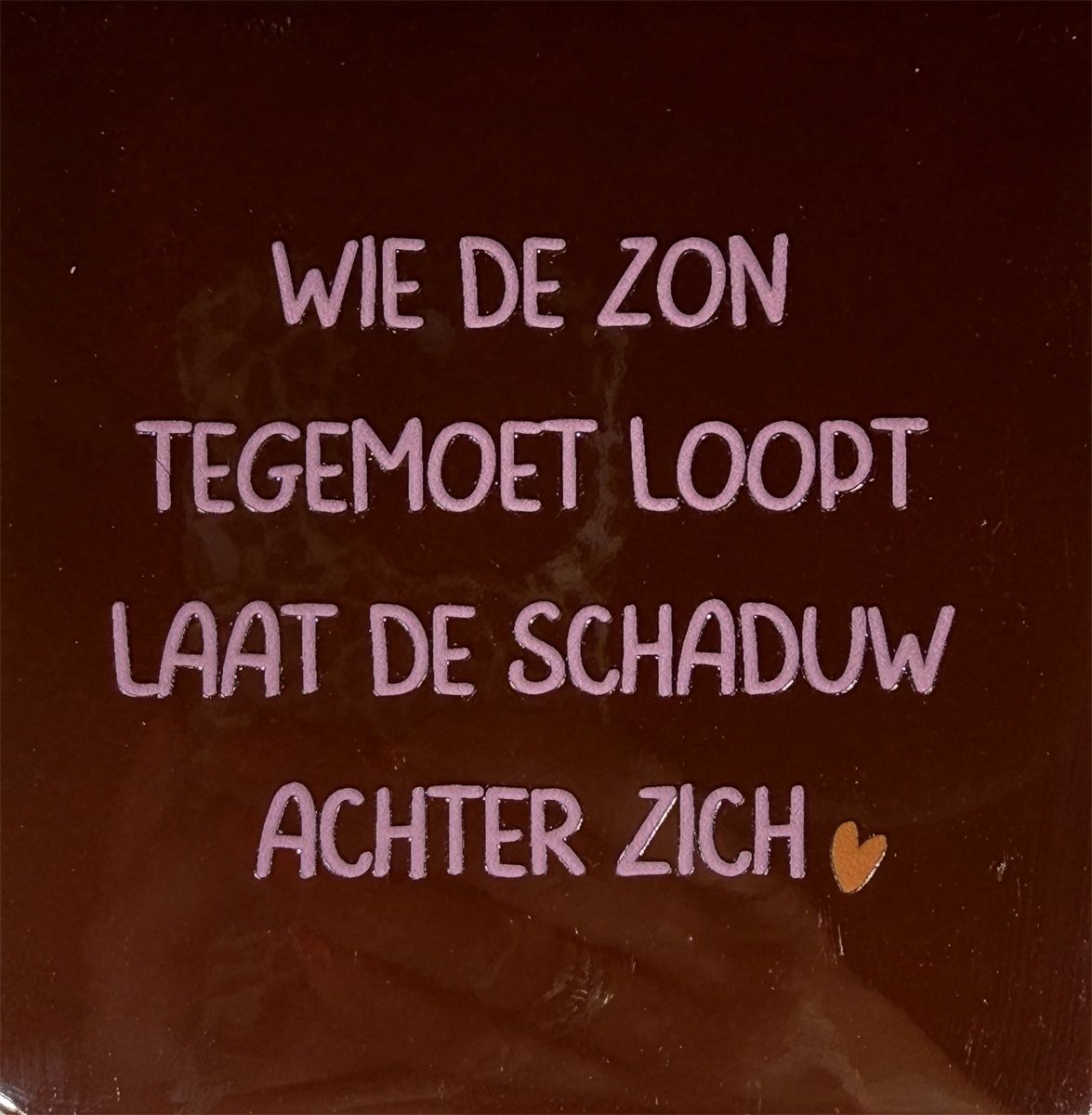 Tegeltje - Wie de zon tegemoet loopt...