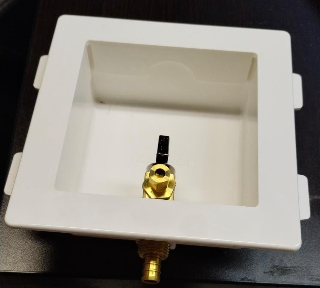 Ice Maker Outlet Box with 1/4 OD x 1/2 PEX value