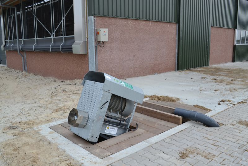 Electric manure mixer