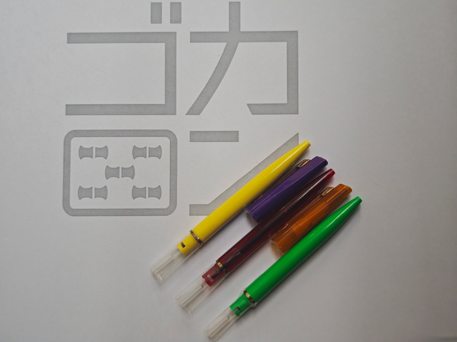 「Deconstruct 01」：バイカラー・モジュール・デスクペン