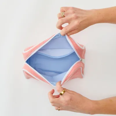 SIGNATURE TOILETRY BAG