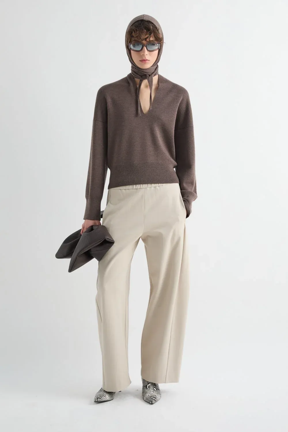 TROUSERS WITH A PLEAT AT THE SIDE