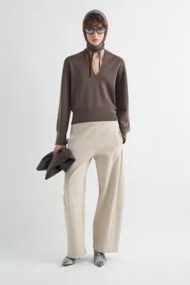 TROUSERS WITH A PLEAT AT THE SIDE