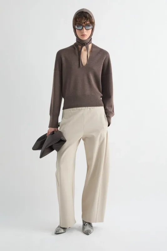 TROUSERS WITH A PLEAT AT THE SIDE