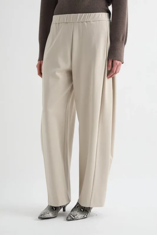 TROUSERS WITH A PLEAT AT THE SIDE