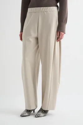 TROUSERS WITH A PLEAT AT THE SIDE