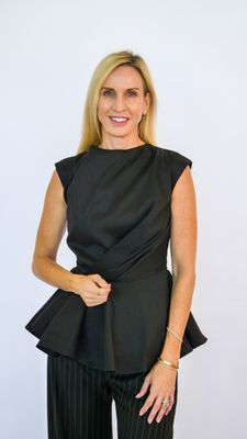DRAPED CAP SLEEVE FLOUNCE TOP