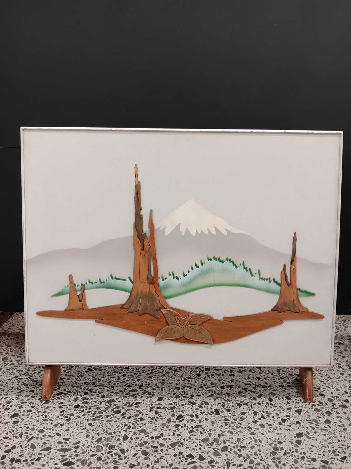 Wooden crafted screen Retro