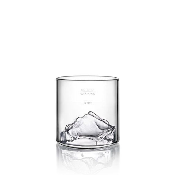 Whiskyglas mit Bergpanorama
