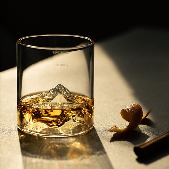 Whiskyglas mit Bergpanorama