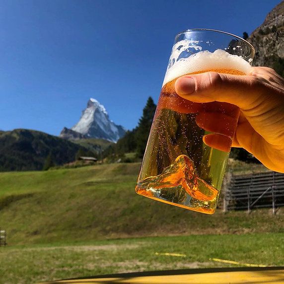 Trinkglas mit Bergpanorama