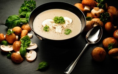 Сливочный суп-пюре грибной с добавлением белых грибов и оливкового масла с белым трюфелем