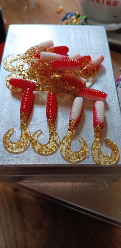 2&quot; Wiggle tail twisters 
16 per pack
Red White gold