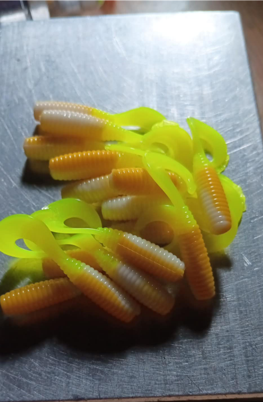 2&quot; Wiggle tail twisters 
16 per pack
Yellow white Chartreuse