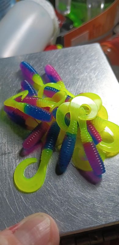 2&quot; Wiggle tail twisters 
16 per pack 
Blue hot pink 💗chartreuse
