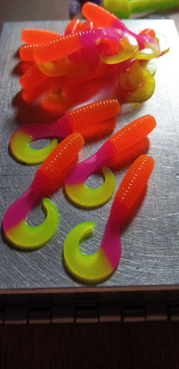 2&quot; Wiggle tail twisters 
16 per pack 
Orange Hot pink 💗chartreuse