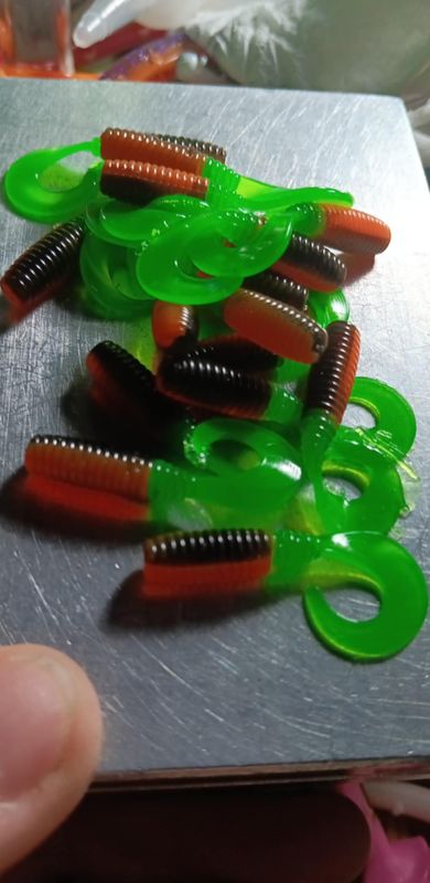 2&quot; Wiggle tail twisters 
16 per pack 
Black red Limetruse