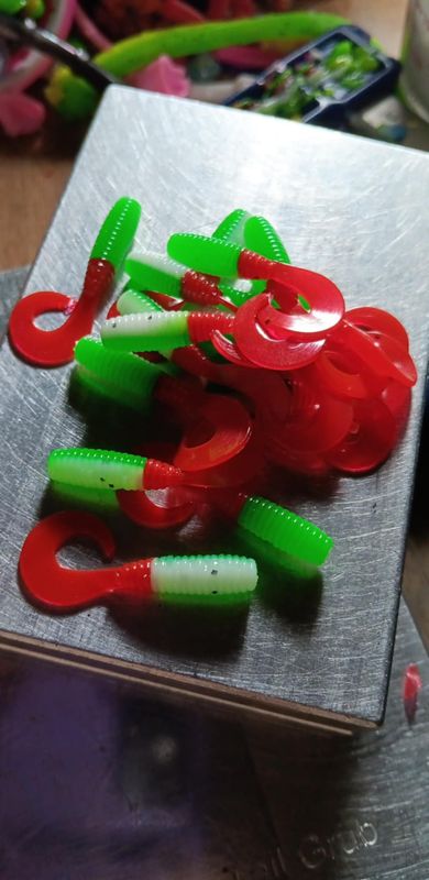 2&quot; Wiggle tail twisters 
16 per pack 
Limetruse monkey milk red