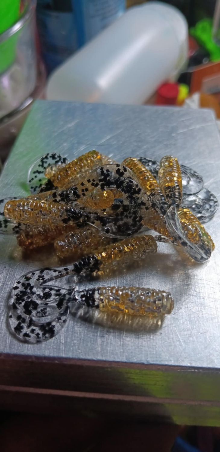 2&quot; Wiggle tail twisters 
16 per pack 
Gold Silver black flake
